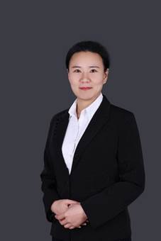 图片包含 人员, 服装, 男士, 西装描述已自动生成